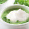 Soupe aux petits pois avec mousse de lait de muscade