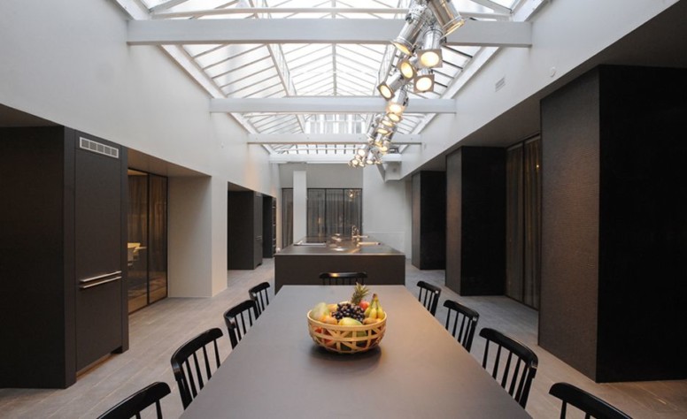 Elégant et convivial, le cadre unique de Cuisine attitude met en scène un atelier de création, surplombé d'une sublime verrière. Elégant et convivial, le cadre unique de Cuisine attitude met en scène un atelier de création, surplombé d'une sublime verrière.