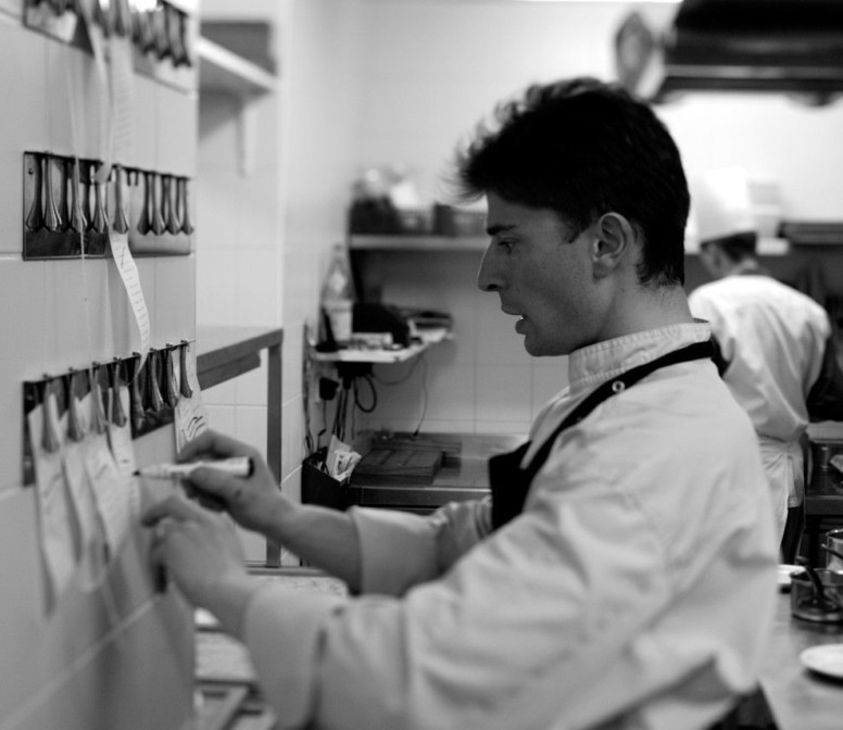 Le chef Jean Sulpice dans les cuisines de son restaurant
