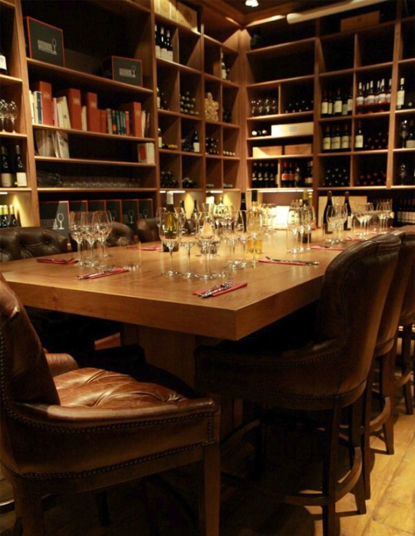Chaque jour, Ô Chateau propose 40 grands vins de France et d'ailleurs au verre dans un espace exceptionnel au coeur de Paris : Château Pétrus, Château d'Yquem, Château Margaux, Dom Pérignon, Krug, La Romanée-Conti et bien d'autres sont ainsi proposés à la dégustation.