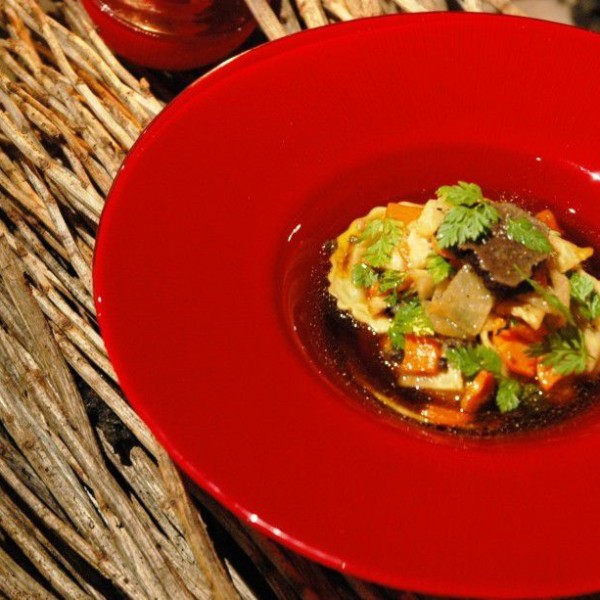 Ravioli de foie gras, bouillon de poule au pot, paysanne de légumes aux truffes