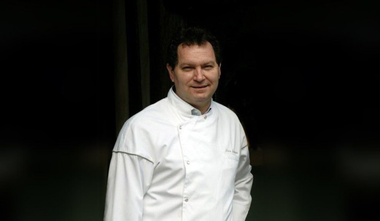Le Chef Alain Lamaison, aux commandes depuis tout juste 1 an, et récompensé en 2011 par le Gault Millau, vous fera partager sa passion pour la gastronomie française et la cuisine du terroir, une cuisine d’inspiration centrée sur le produit et la qualité. Le Chef Alain Lamaison, aux commandes depuis tout juste 1 an, et récompensé en 2011 par le Gault Millau, vous fera partager sa passion pour la gastronomie française et la cuisine du terroir, une cuisine d’inspiration centrée sur le produit et la qualité.