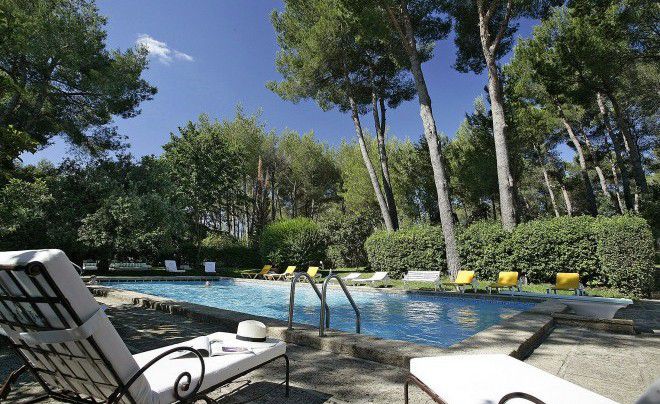 C’est à 10kms d’Avignon la Cité des Papes, dans la belle campagne provençale, que se situe l’Auberge de Noves, hôtel restaurant 4*, au cœur d’un parc de 15 hectares planté de cistes, de chênes, de cyprès et de pins.