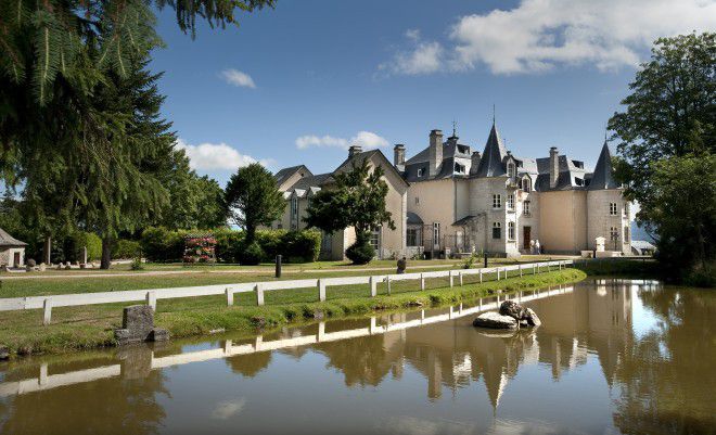 A l'extérieur, une élégante demeure du XIXème siècle, entourée d'un parc de 12 hectares... A l'intérieur, une atmosphère contemporaine et glamour...