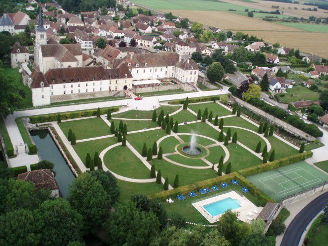 Au coeur du village, le château de Gilly-le-Citeaux, vu du ciel, avec son parc, sa piscine, son terrain de tennis et sa dépendance Au coeur du village, le château de Gilly-le-Citeaux, vu du ciel, avec son parc, sa piscine, son terrain de tennis et sa dépendance