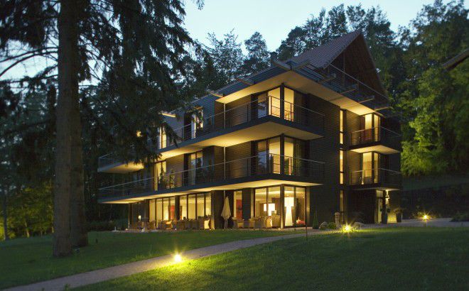 Subtil mélange de bois et de verre ouvert sur le site exceptionnel du Parc Régional des Vosges du Nord, l’hôtel K se fond littéralement dans son cadre. Subtil mélange de bois et de verre ouvert sur le site exceptionnel du Parc Régional des Vosges du Nord, l’hôtel K se fond littéralement dans son cadre.