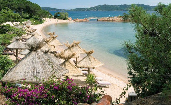 A l'extrême pointe du Golfe de Porto Vecchio, au Sud de l'île de Beauté, le Grand Hôtel de Cala Rossa s'est ancré, entre sables et jardins, face à la mer.