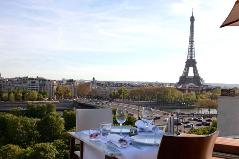 Suspendue sur les toits, au dernier étage du Théâtre des Champs Elysées, la vue époustouflante de la nouvelle terrasse Montaigne s’étend du dôme des Invalides à la Tour Eiffel telle une avancée sur la Seine. Suspendue sur les toits, au dernier étage du Théâtre des Champs Elysées, la vue époustouflante de la nouvelle terrasse Montaigne s’étend du dôme des Invalides à la Tour Eiffel telle une avancée sur la Seine.