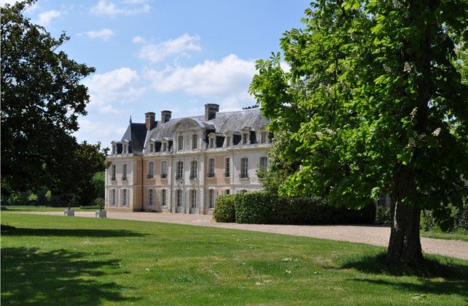 Situé en Anjou près d'Angers, à seulement 2h30 de Paris, le Château des Briottières est, aux portes de la Bretagne, de la Normandie et du Val de Loire