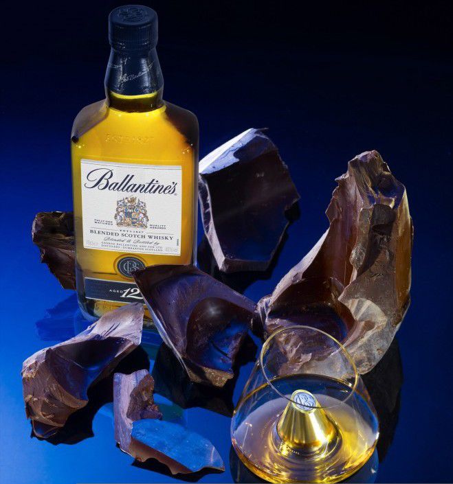 A la croisée de la création artistique et de l'alliance gourmande, Patrick Roger réinvente l'accord Whisky et Chocolat pour Ballantine's 12 ans d'âge. A la croisée de la création artistique et de l'alliance gourmande, Patrick Roger réinvente l'accord Whisky et Chocolat pour Ballantine's 12 ans d'âge.