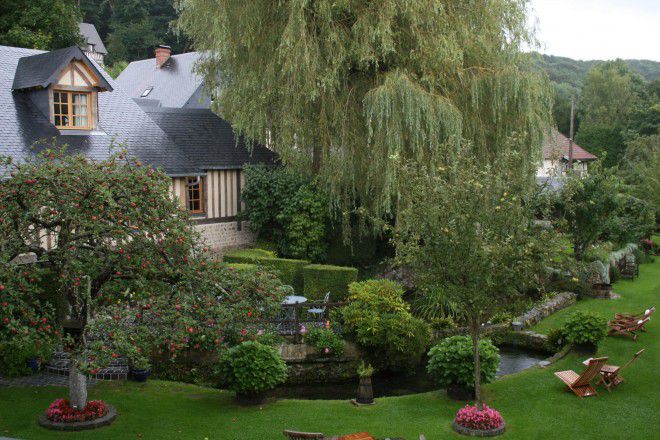 A seulement 10 km de Deauville et 4 km de Honfleur, voici un hôtel de charme qui incarne le calme et le charme des anciennes demeures normandes. A seulement 10 km de Deauville et 4 km de Honfleur, voici un hôtel de charme qui incarne le calme et le charme des anciennes demeures normandes.