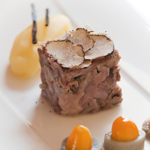 Joue de veau, artichaut camus et kumquat, rape de truffe