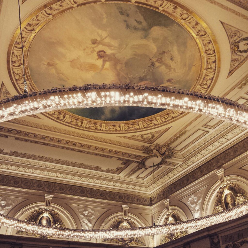Fresque plafonnière datant de l'ouverture de l'établissement en 1864, réalisée par Marie-Hélix Hyppolyte Lucas. Depuis la rénovation, elle désormais entourée d'un luminaire circulaire extra-large.