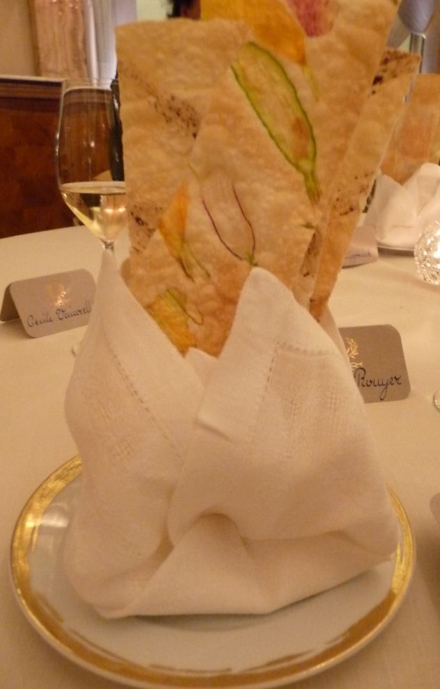 Tartine de pain sur lesquelles ont été imprimées des motifs de fruits et légumes de manière à reconstituer un tableau éphémère