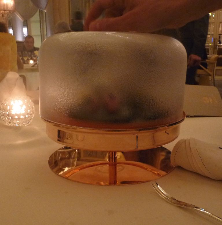 Les 5 cinq amuses-bouche de poissons sont cuits à même la table des convives en quelques secondes grâce à l'action du bouillon d'eau citronné ; Hommage au vivier de la méditerranée, chacune des bouchées de poisson est le reflet du paysage marin.