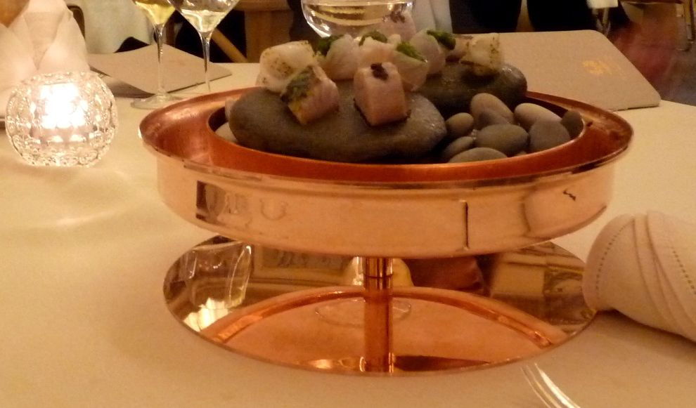 On commence alors par la bonite et son condiment olive noire, et on continue dans le sens inverse des aiguilles d'une montre avec la seiche à la poudre de câpre, le chapon et son coulis de fenouil, la gallinette et sa purée de céleri puis, on termine par le maquereau citronné.