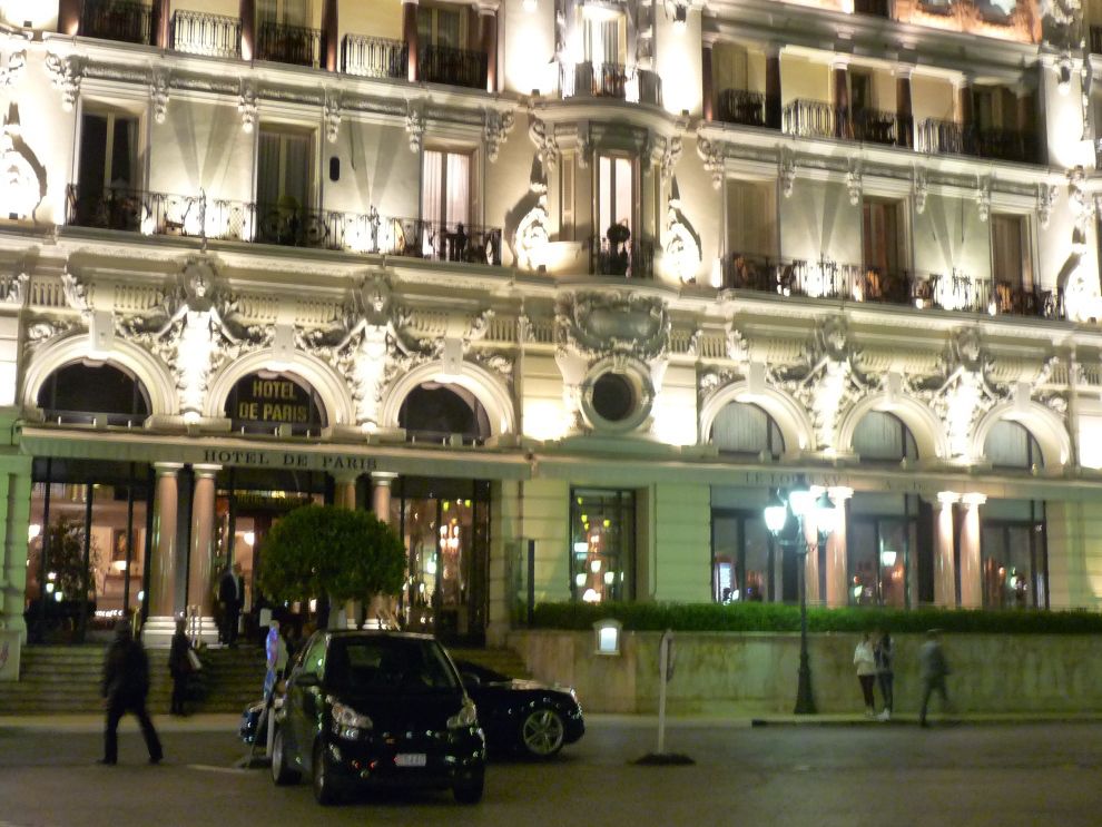 La façade de l'hôtel de Paris à Monaco qui a engagé une série de travaux pour reconstruire son parc de chambres jusqu'en 2018.