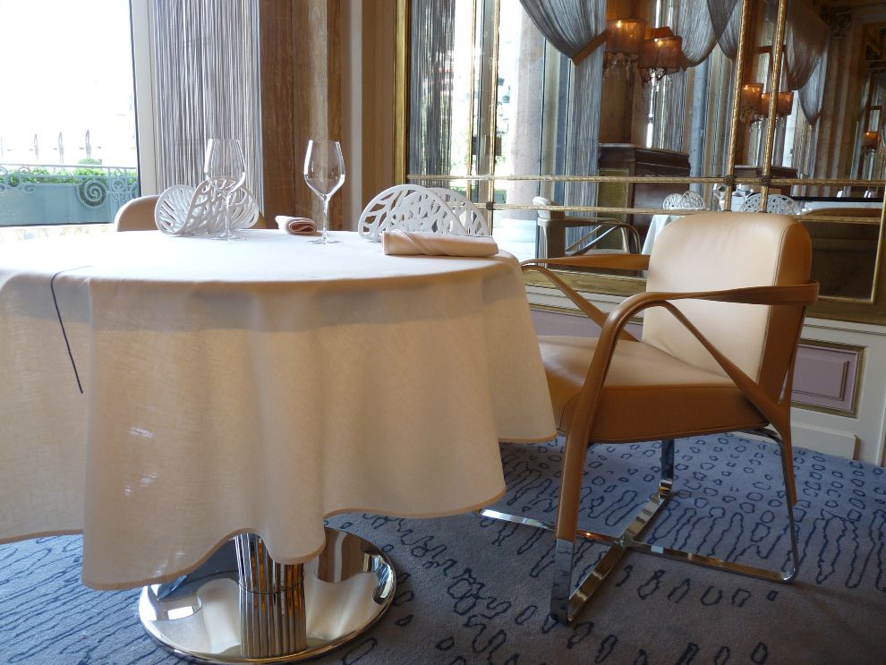 Pour Alain Ducasse, le luxe doit se faire dans l'élégance et la discrétion d’où les plateaux de tables recouverts d'un simili cuir ultra-doux. A caresser sans modération !