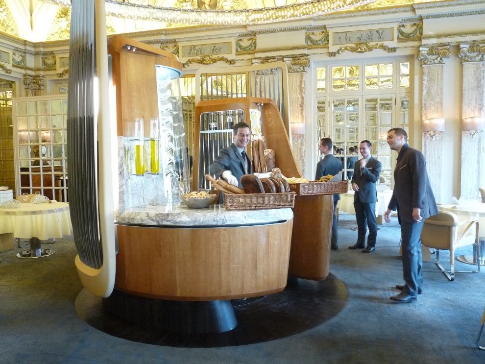 Situé au centre de la salle de restaurant, l'Office met en avant le travail de préparation réalisé par les équipes de salle.