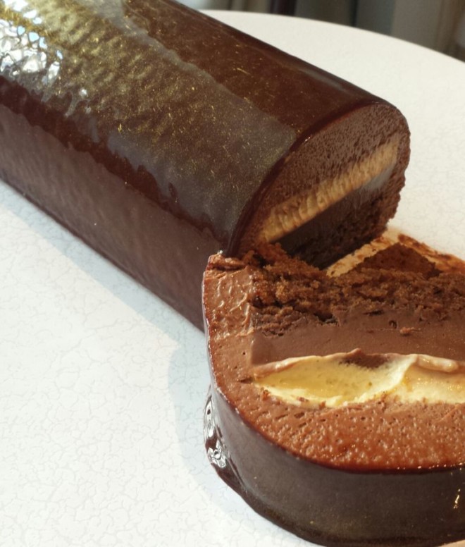 Bûche millésimée au chocolat: mousseline vanille, ganache dense et fondante au chocolat, biscuit croquant fleur de sel, glaçage chocolat.