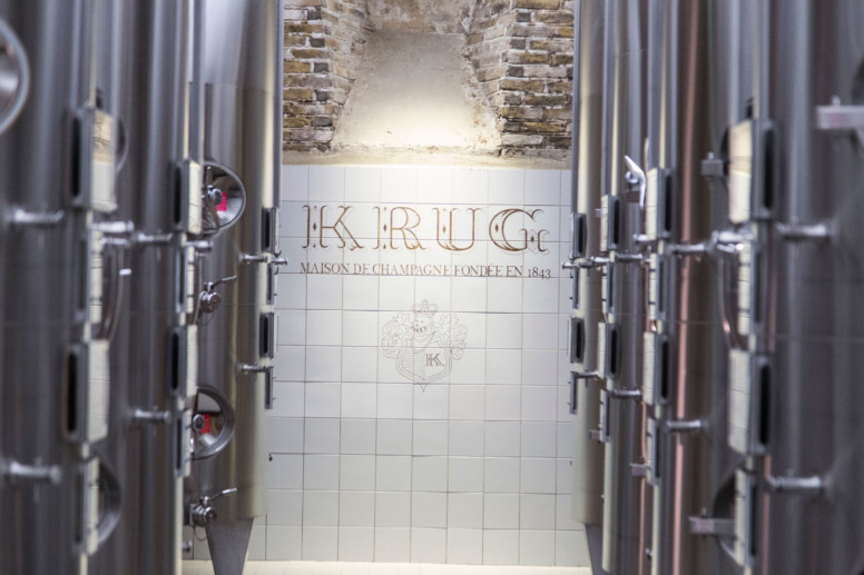 Sous la maison historique, deux galeries contiennent près de 400 cuves en inox, de 40 à 60 litres. À l’intérieur, la maison y stocke ses vins de réserve et de l’année en cours.
