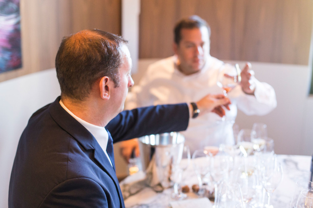 Chaque mardi c’est l’heure  du verdict à l’Assiette Champenoise***.  Le chef, Arnaud Lallement, et ses   sommeliers se réunissent pour   découvrir de nouvelles perles.