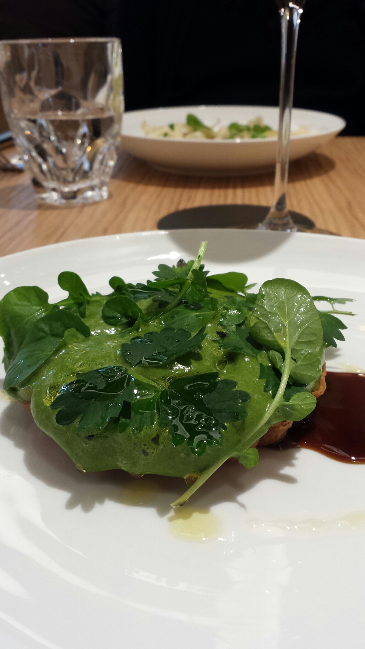 Tarte fine aux cèpes, crème d'herbes fraiches (épinard, poireau, oignons nouveaux, menthe, estragon, persil, basilic), jus de légumes_© Clémence Rouyer