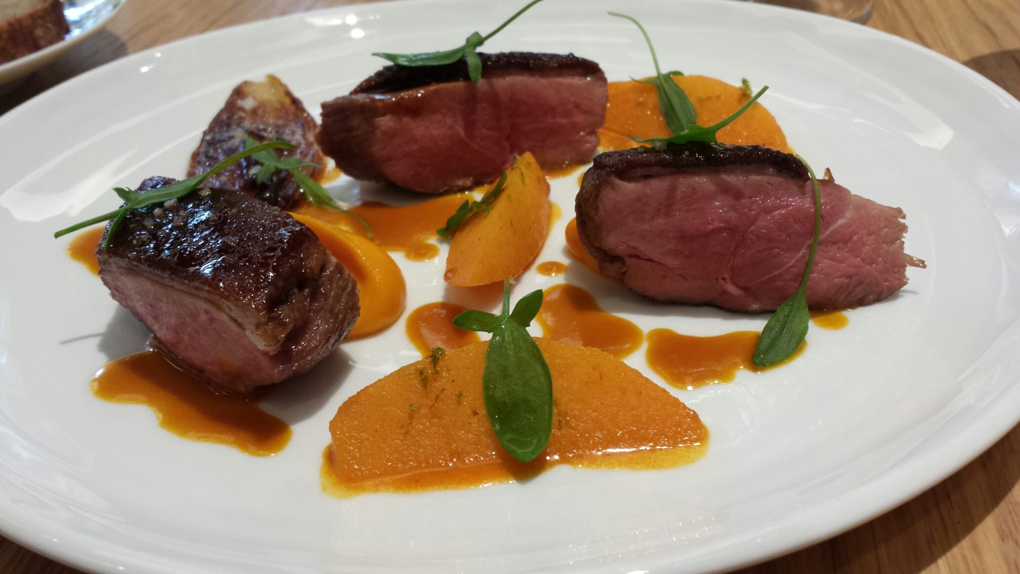 Canard de Challans, fine purée de carottes, coing acidulé, échalotes confites, feuilles d'oseille_© Clémence Rouyer