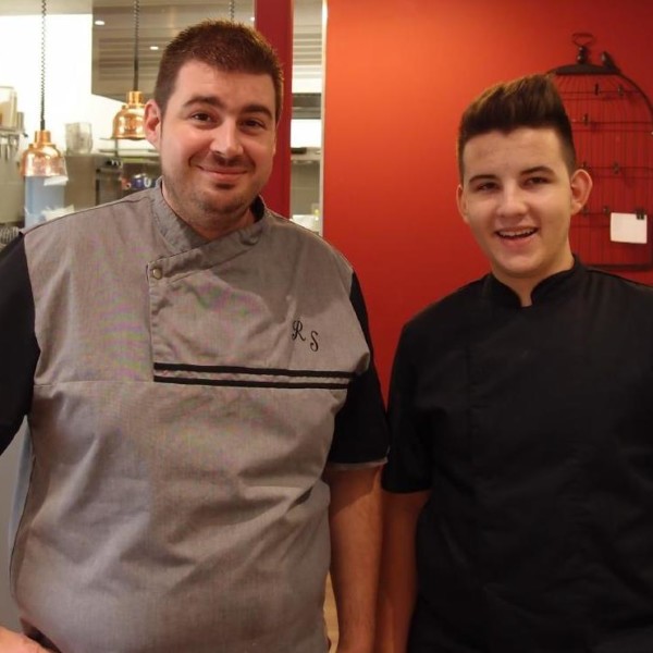 baptiste Novuier, 19 ans, demi-finaliste bourguignon du concours Meilleur Apprenti de France au côté de Richard Sauvageot, chef du restaurant Chez Richard à Meursault.