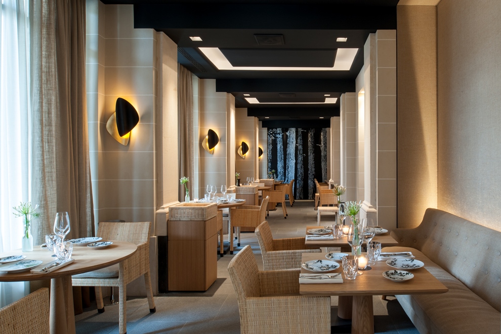A la fois épurée et élégante, la décoration du restaurant du Palais Royal a été confié à Christophe Tollemer_© G de Laubier
