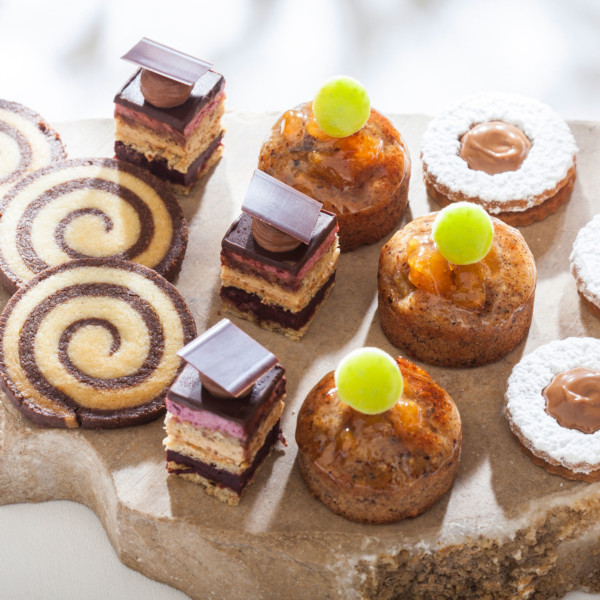 Recette mignardises par Emilie Rey : financiers à la pomme, lunettes praline, sablé tourbillon.