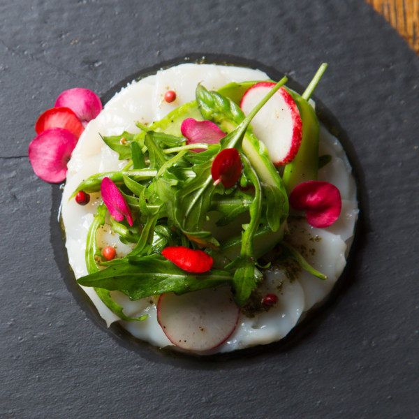 Carpaccio de Saint-Jacques au pesto de roquette