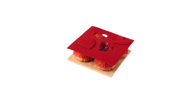 deux choux au chocolat noir earl grey et gelée de framboise et deux choux au chocolat noir fumé, gelée de passion et rhum brun. Le tout reposant sur un délicieux biscuit sablé au chocolat praliné pétillant.