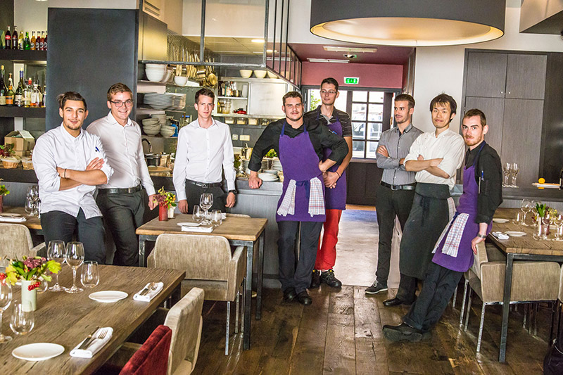  Toute l'équipe de la Maison des Cariatides à Dijon qui fait désormais partie des 42 restaurants une étoile 2016_© Arnaud Dauphin Photographies 