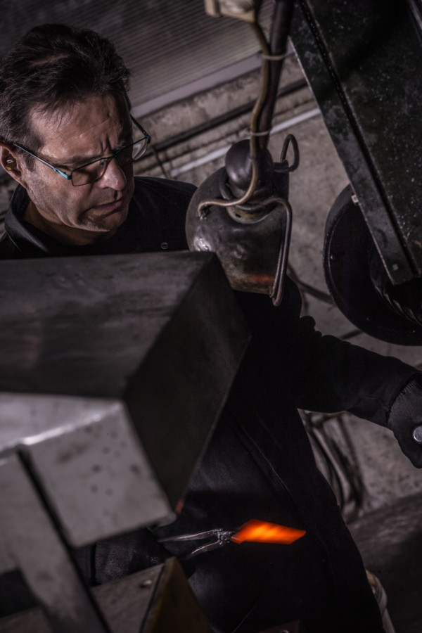 Poinçonnée à froid, la lame revêt ensuite sa marque de fabrique.