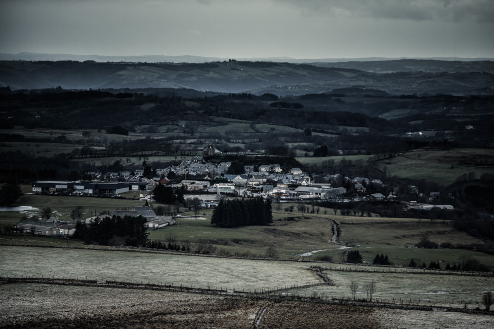 Nous pensions y trouver le soleil, mais c’est sous une pluie battante que nous découvrons les lieux. Pudique, l’Aubrac ne livre pas sa belle robe verte même face à nos objectifs bien affûtés. De quoi nous rhabiller pour l’hiver !