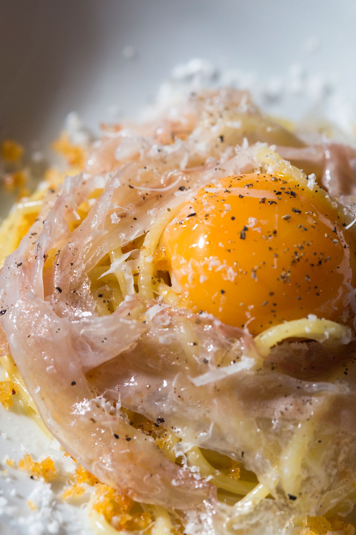 Dans son restaurant du 15ème arr. les spaghetti à la carbonara sont devenues une recette emblématique_© Arnaud Dauphin