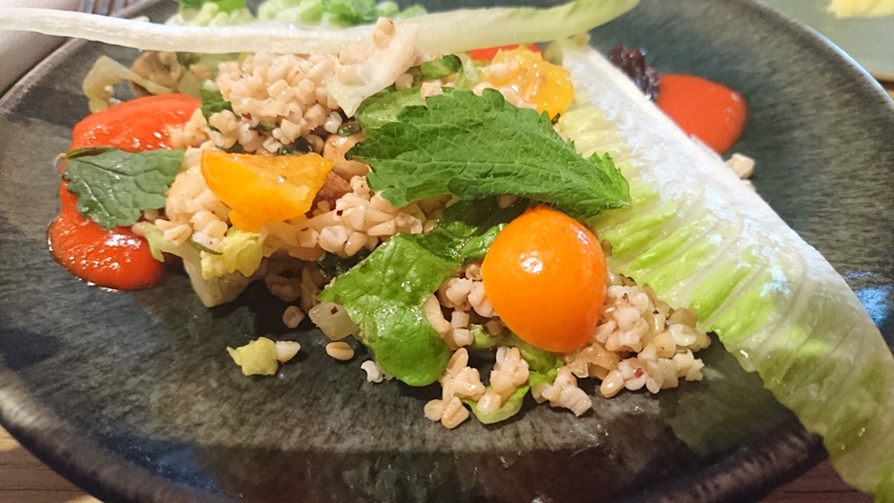 Salade de Boulgour bio aux fruits moelleux (figue, kumquat, dattes), cacahuète, avocat, coulis de Piquillos_© Clémence Rouyer