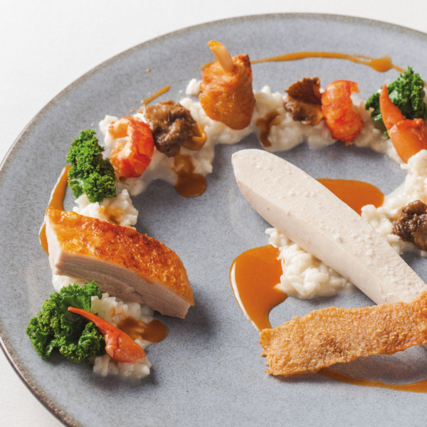 Poulette de la cour d’Armoise, écrevisses pates rouges, risotto cremeux et chanterelles_1