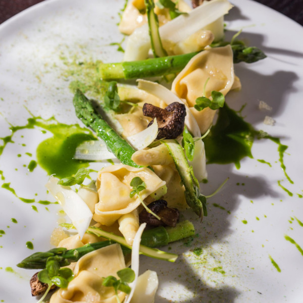 Ravioles à la ricotta, asperges et sauce pesto