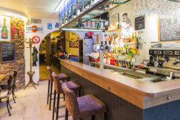 Salle et bar du bistrot du sixième à Lyon