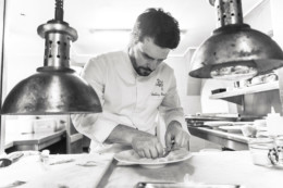 Chef Anthony Bonnet dans les cuisines de Cours des Loges à Lyon