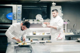 Anthony Bonnet en cuisine de Cours des Loges avec son second pour réaliser les plats du magazine