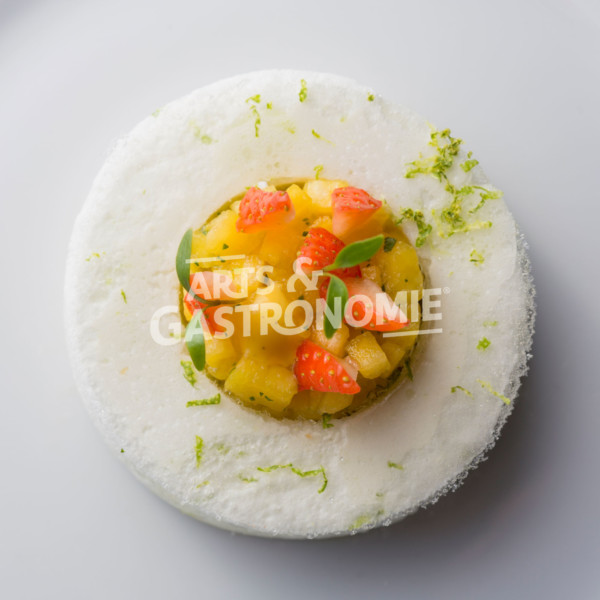 Dessert Meringue Ananas et fraise coriandre du chef anthony de bonnet de cours des loges de lyon