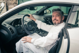Richard Sève aime la marque automobile Jaguar et la Type F