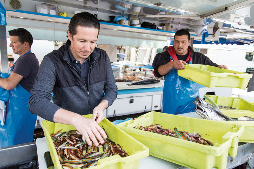 Quatre fois par semaine, le chef Christophe Bacquié met la main à la pâte. Il sélectionne lui-même les poissons qui seront servis au restaurant. (Arnaud Dauphin Photographie]