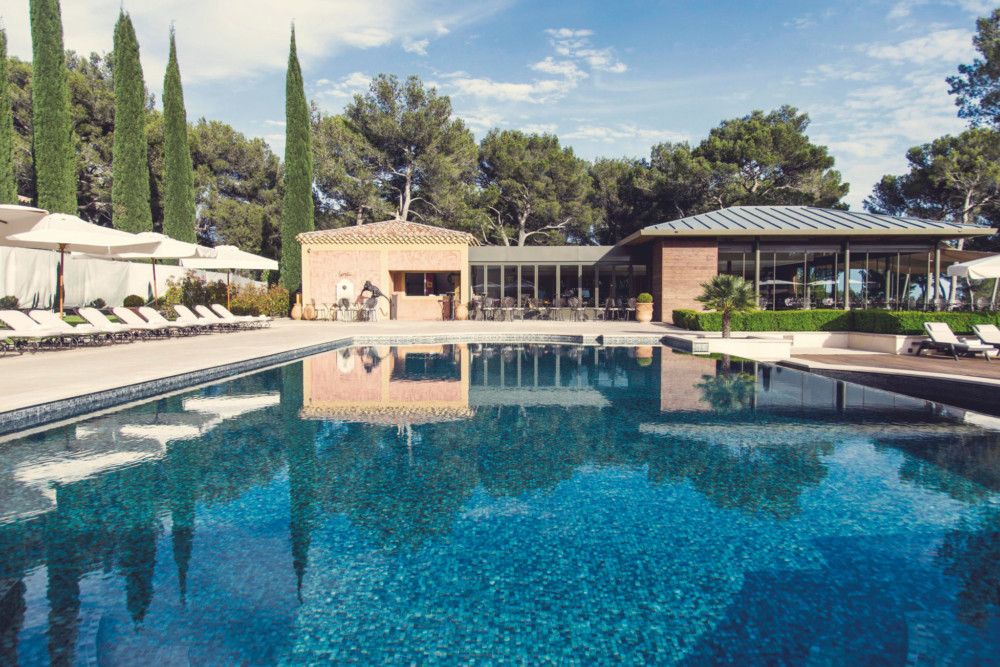 Au bord de la piscine, les pieds en éventails, on se sent comme un poisson dans l’eau !