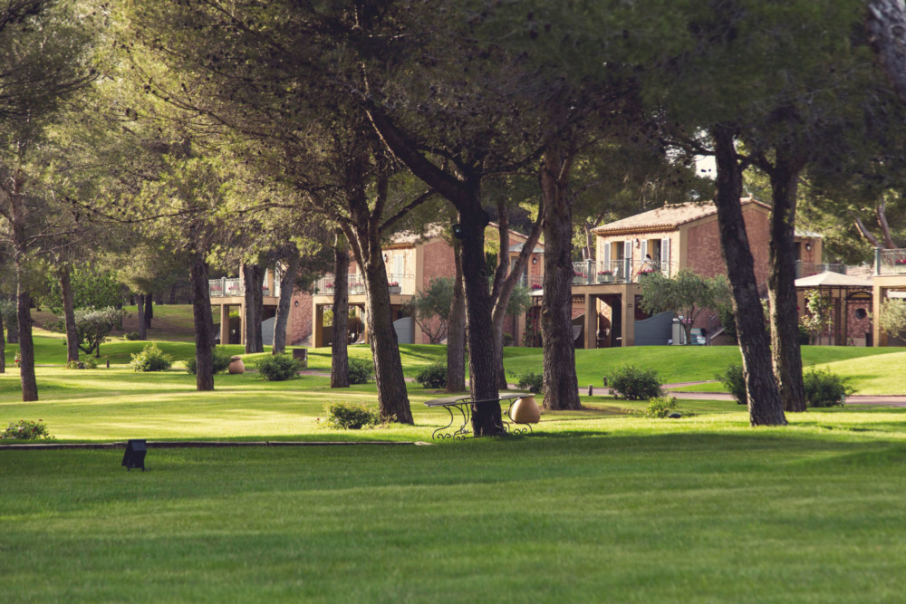 Situé dans l’arrière-pays varois, l’hôtel  du Castellet***** nous déconnecte de toute réalité. Exit boîte e-mails et téléphone portable, place au parfum de garrigue et au chuchotement des cigales pour un grand bol de vitalité.