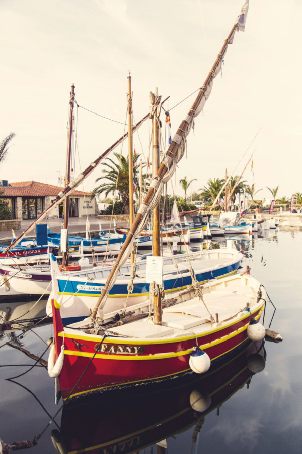 Le port de Sanary-sur-Mer et ses petits bateaux en bois traditionnels : les ganguy.