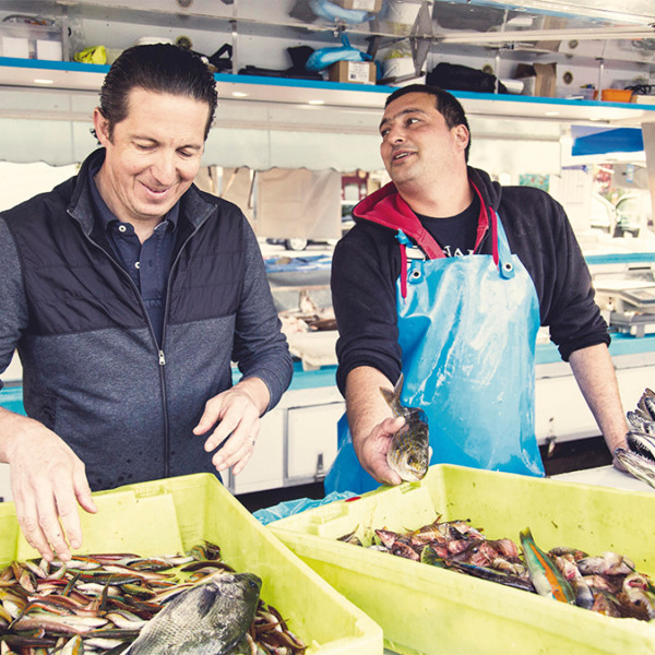 Christophe Bacquié, la tête dans le bac à poissons, en train de faire son choix